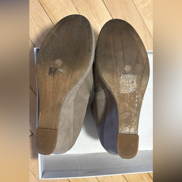 7.5 Taupe DV wedge shoe - Picture 3 of 3